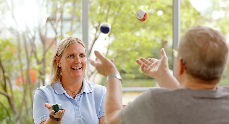 Therapeutin und Patient jonglieren