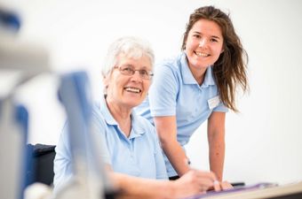 Therapeutinnen besprechen den Therapieplan