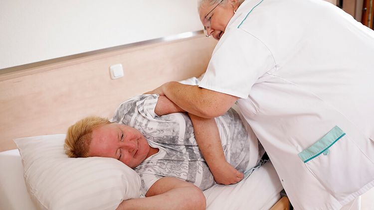 Pflegekraft behandelt neurologischer Patientin