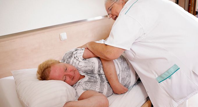 Pflegekraft behandelt neurologischer Patientin