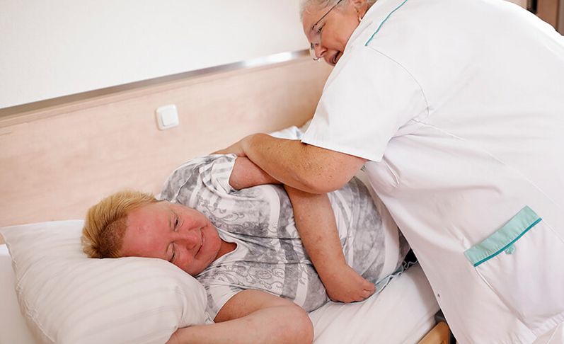 Pflegekraft behandelt neurologischer Patientin