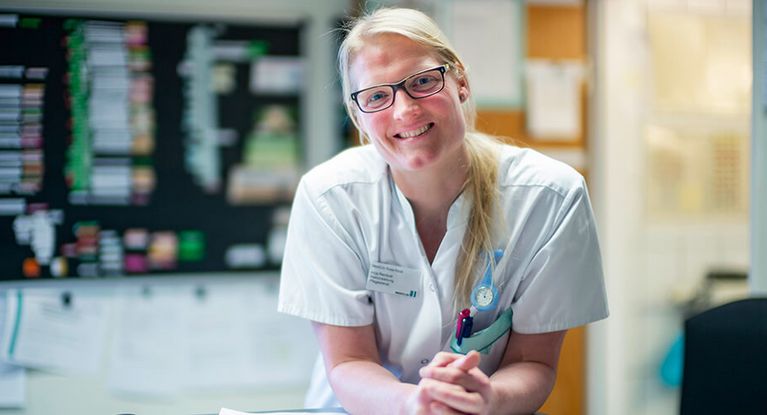 Blonde Pflegekraft lacht