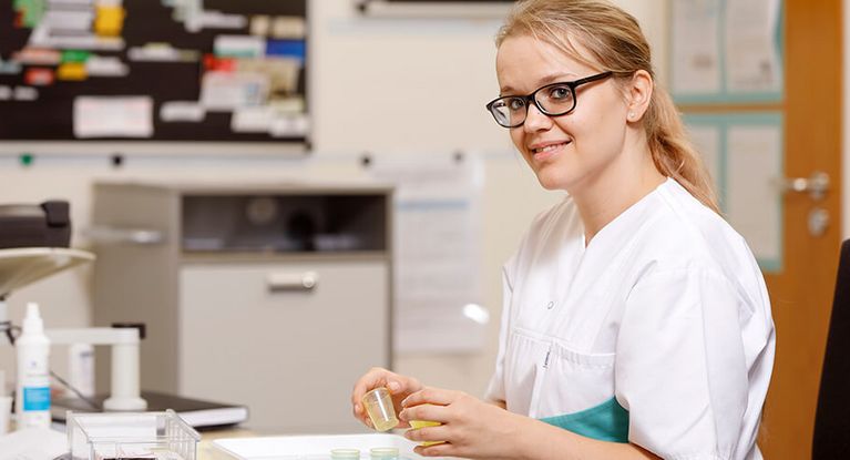 Medikamentenvergabe Pflegekraft sortiert Medikamente