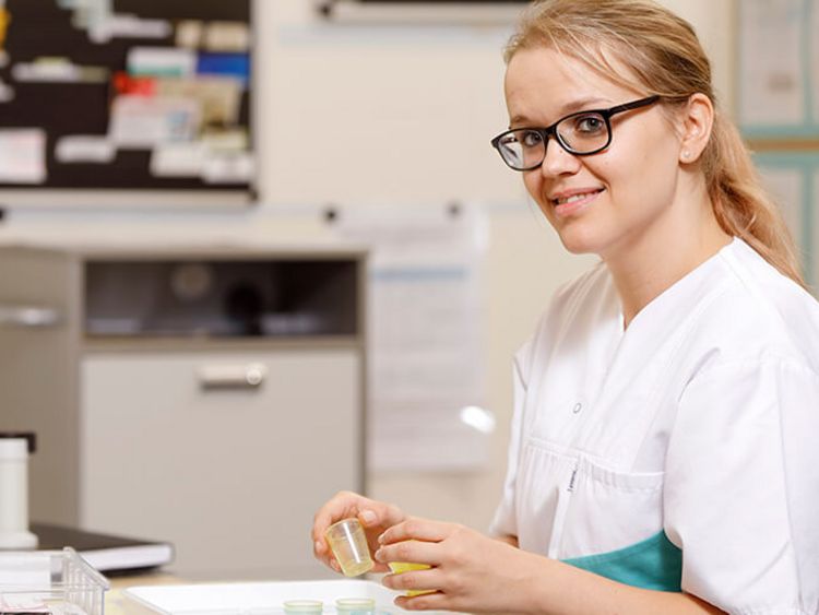 Pflegekraft sortiert Medikamente