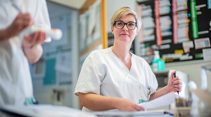Pflegekräfte schreibt in die Patientenakte