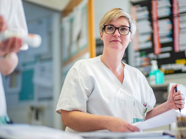 Pflegekräfte schreibt in die Patientenakte