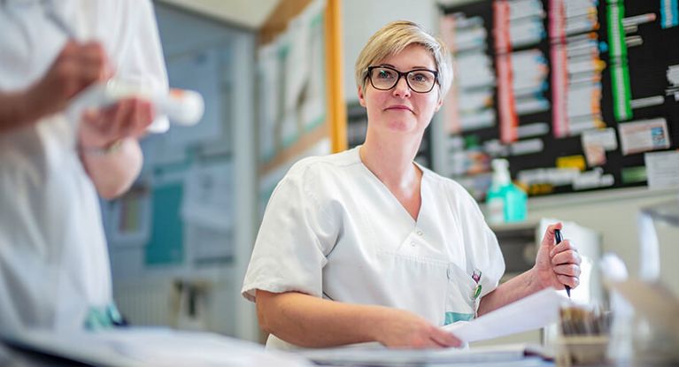 Pflegekraft Pflegekräfte schreibt in die Patientenakte