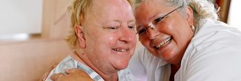 Pflegekraft am Bett einer neurologischen Patientin