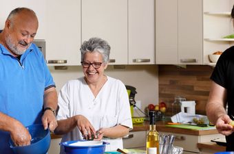 Ernährungsberaterin Julie Jasper-Möller kocht mit Patienten in der Lehrküche