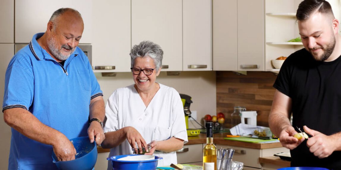 Ernährungsberaterin Julie Jasper-Möller kocht mit Patienten in der Lehrküche