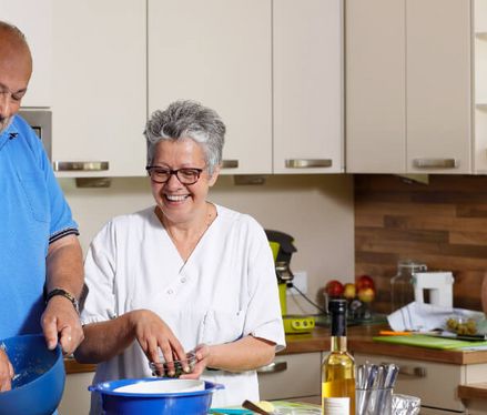 Ernährungsberaterin Julie Jasper-Möller in der Lehrküche Gute Rehabilitation fängt mit gutem Essen an