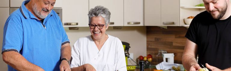 Ernährungsberaterin Julie Jasper-Möller kocht mit Patienten in der Lehrküche