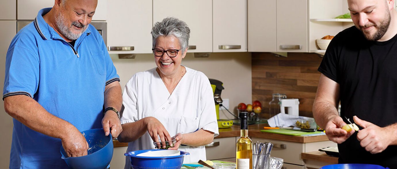 Patientenun Therapeutin kochen in der Lehrküche