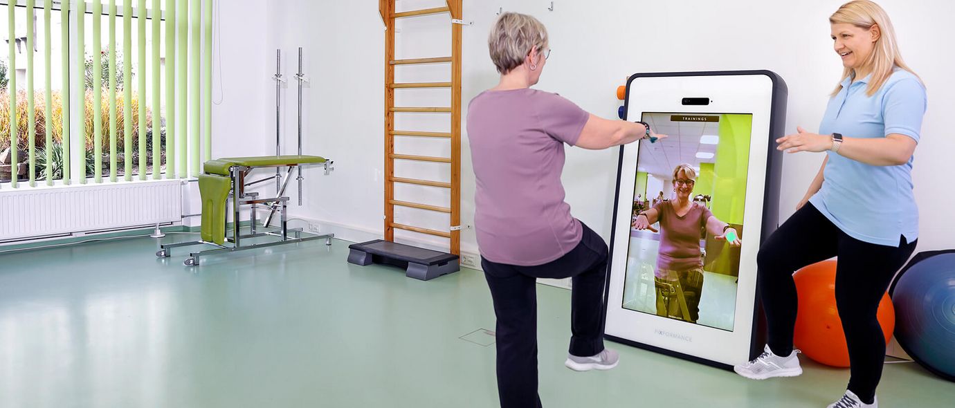 Therapeutin trainiert mit Patientin