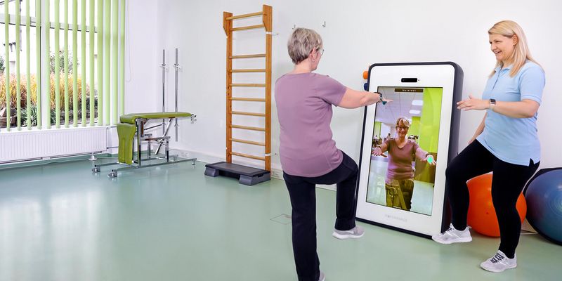 Therapeutin trainiert mit Patientin
