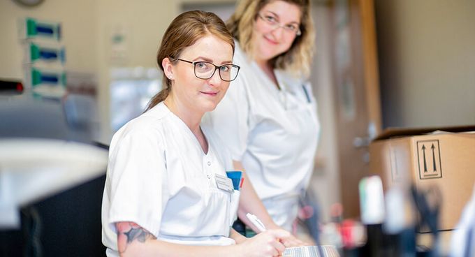 Pflegekräfte im Stationszimmer