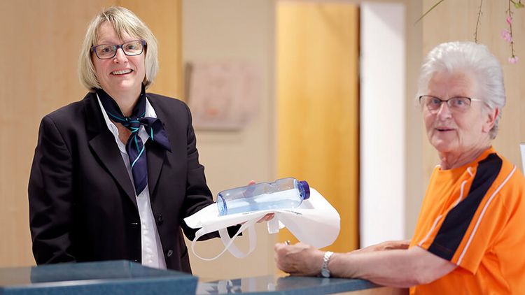 Patientin meldet sich in der Klinik an der Rezeption an