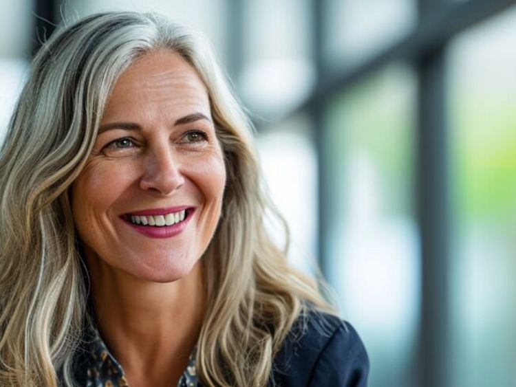 Mittelalte Frau lächelt im Gespräch
