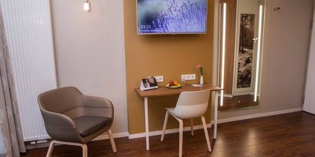 Sitzgruppe mit Tisch im Wahlleistungszimmer