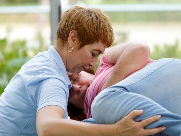 Therapeutin massiert älteren Patienten