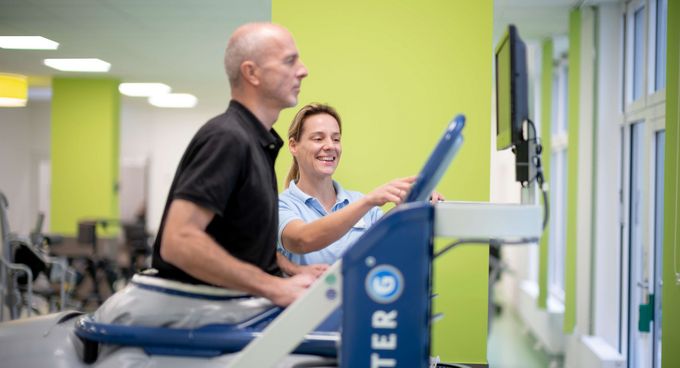 Patient beim Gehtraining