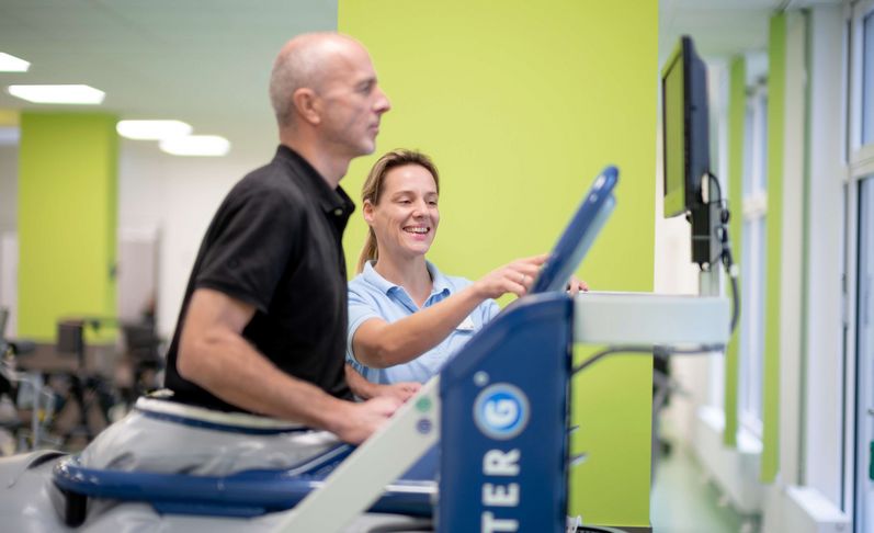 Patient beim Gehtraining