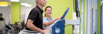 Patient beim Gehtraining