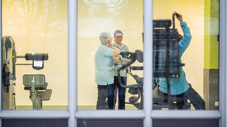Therapeutin und Patientin trainieren im MTT-Raum