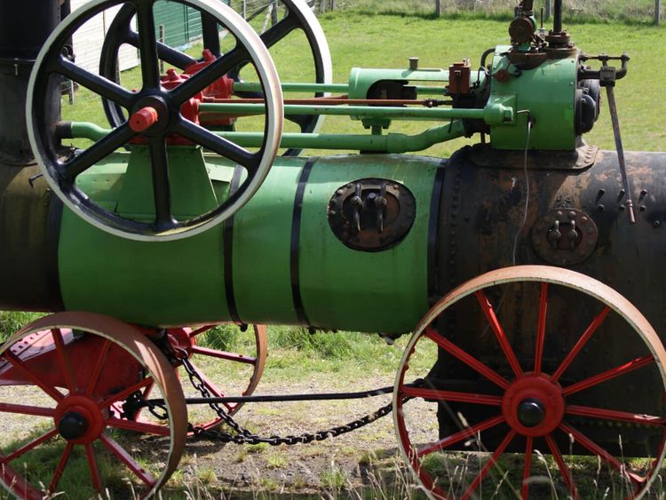 Dampfangetrieber, alter grüner Traktor