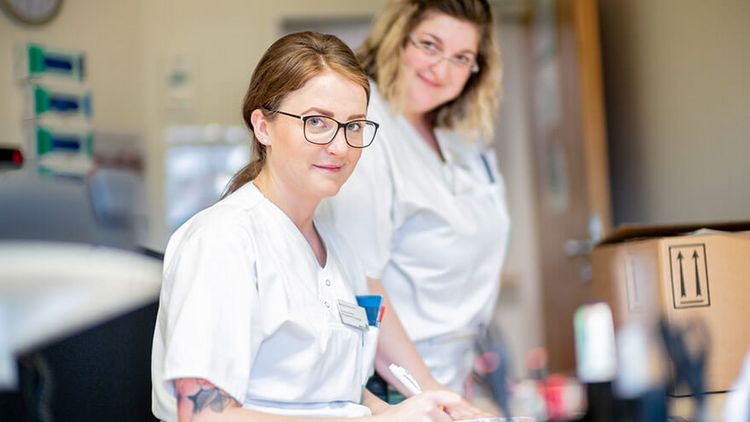 Pflegekräfte besprechen den Schichtplan