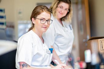 Pflegekräfte besprechen den Schichtplan