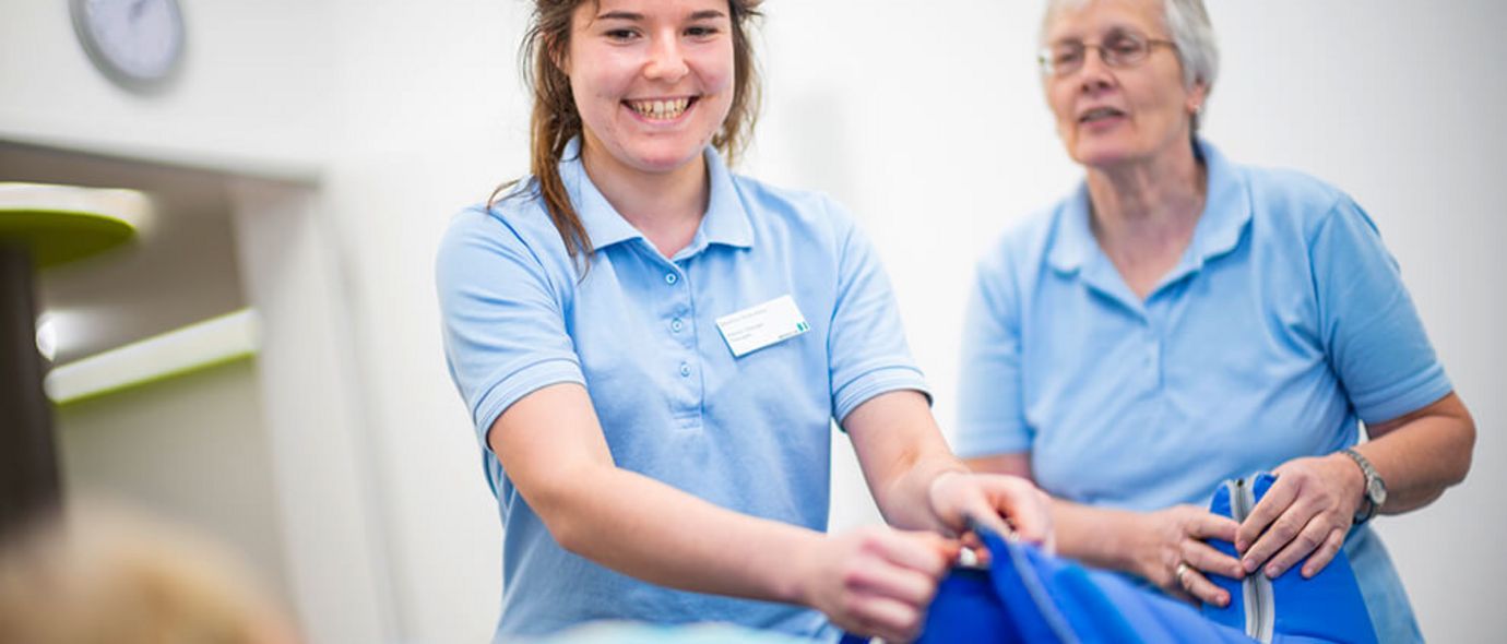 Therapeutin behandelt Patientin in der Lymphdrainage