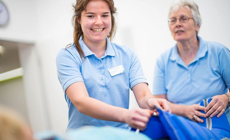 Therapeutin behandelt Patientin in der Lymphdrainage