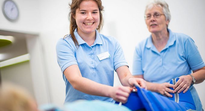 Therapeutin behandelt Patientin in der Lymphdrainage