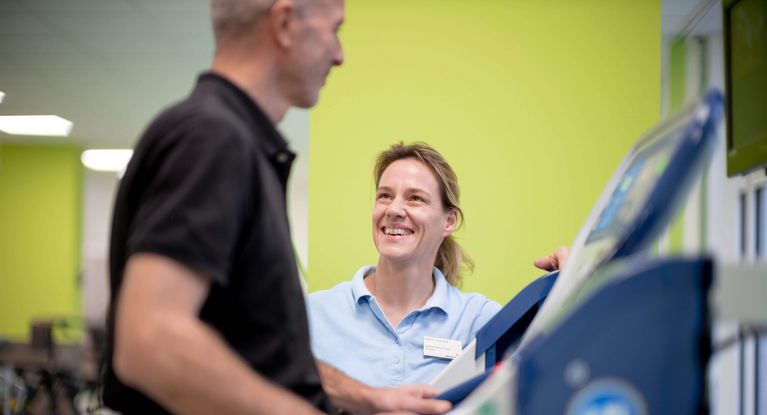 Orthopädischer Patient bei der Sporttherapie
