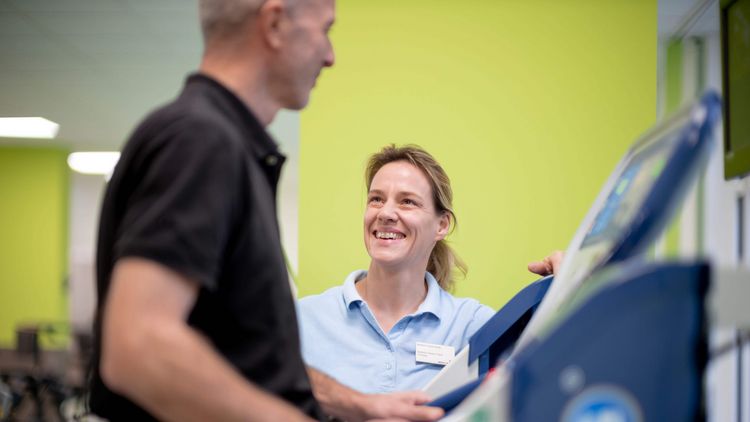 Orthopädischer Patient bei der Sporttherapie