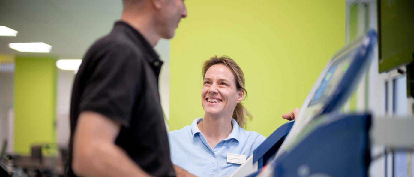 Orthopädischer Patient bei der Sporttherapie