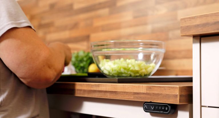 Essensvorbereitung - Gesunde Ernährung Patient schneidet Gemüse in der Lehrküche