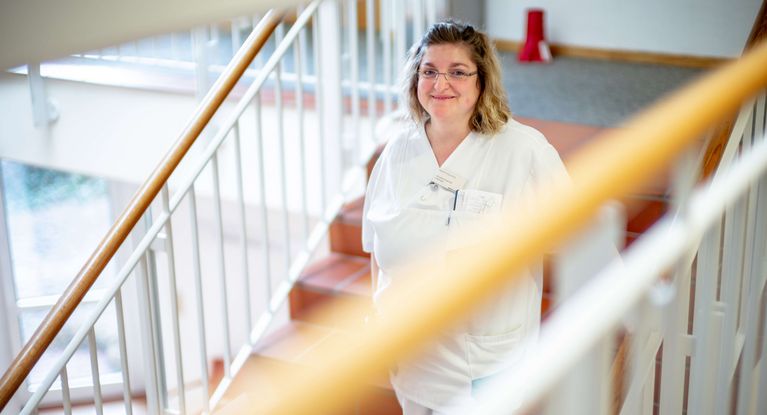 Pflegekraft auf der Treppe